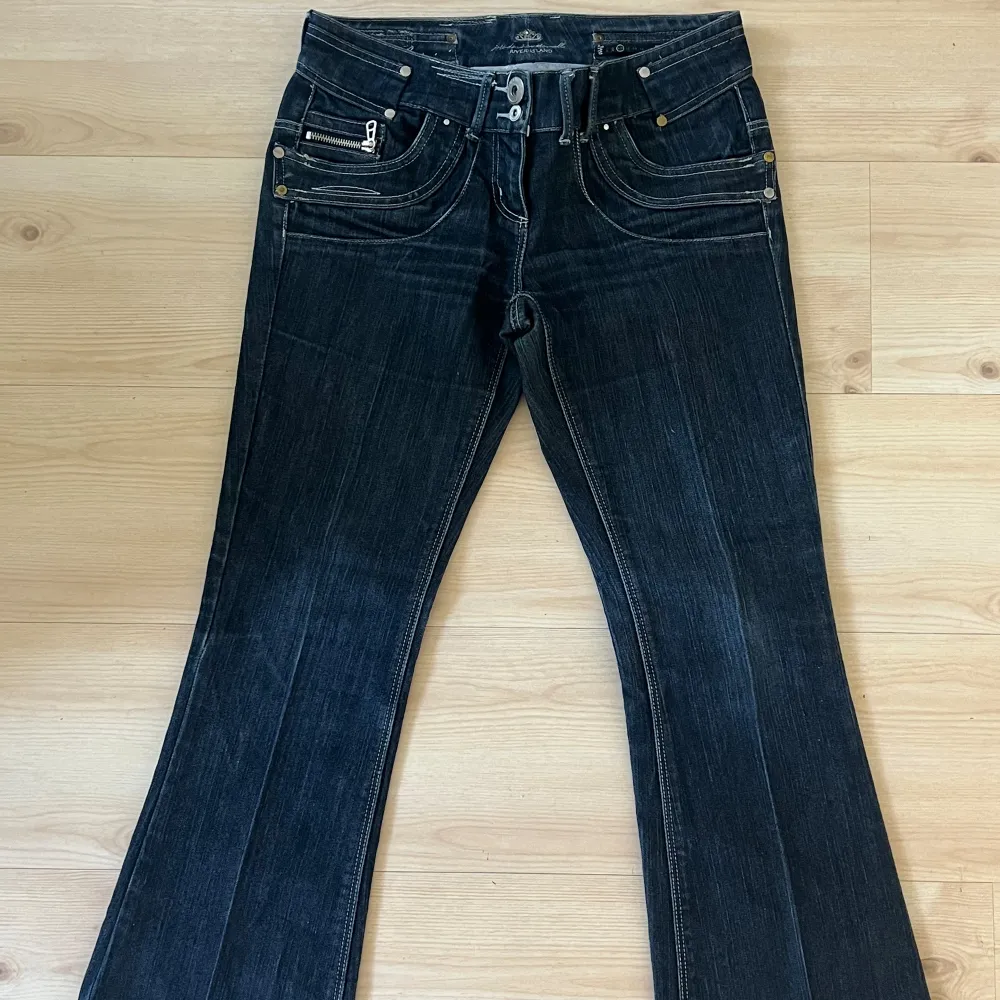 Så fina jeans från River Island. Köpta på vintage butik i London! Säljer då de är för små för mig. Innerbensmått: 75cm  Midjemått: 74cm  Passar perfekt i längd för mig som är kring 165cm lång.  Kom gärna privat om frågor🤍   Köparen står för frakt. Jeans & Byxor.