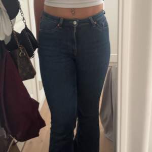 Mörkblåa lågmidjade jeans som inte kommer till användning längre, hör gärna av er vid frågor!! 💗💗