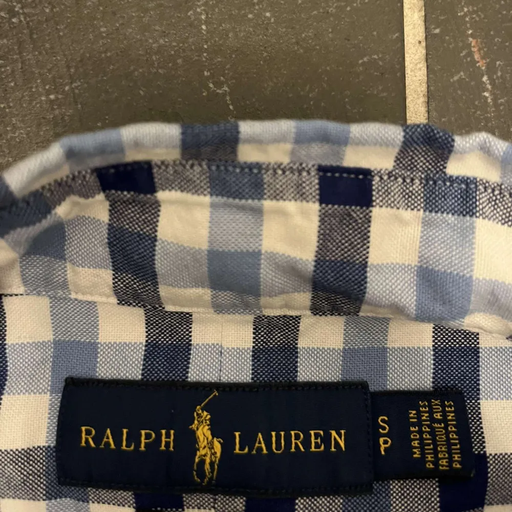 En riktigt snygg rutig skjorta från Ralph Lauren i storlek Small. | Nypris 1600kr | Vårat pris endast 599kr | Skick 9/10 inga defekter grymt skick | Hör av dig vid frågor och funderingar!🔔. Skjortor.