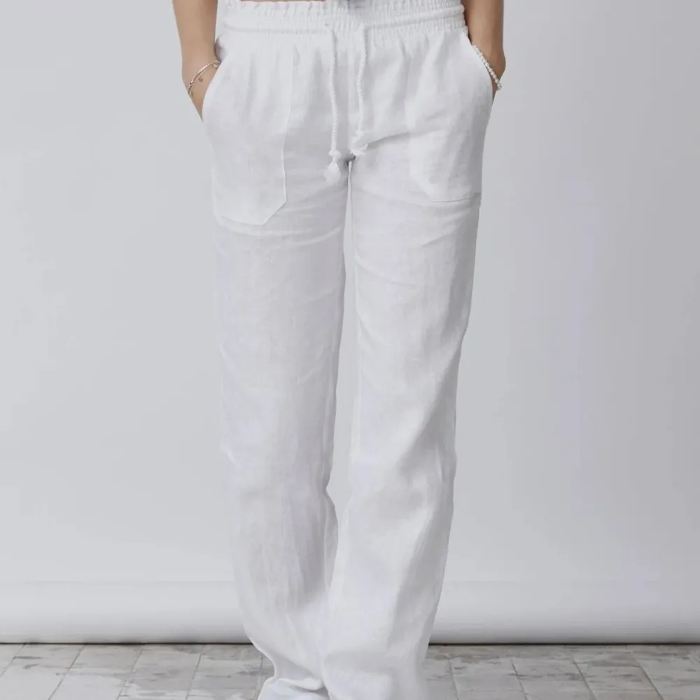 Ett par vita linnebyxor från märket Skagen Clothing, perfekt till sommaren. Har använt de ett fåtal gånger och är i storlek M🥰. Jeans & Byxor.