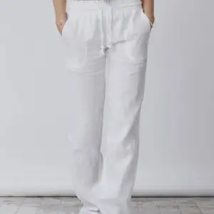 Ett par vita linnebyxor från märket Skagen Clothing, perfekt till sommaren. Har använt de ett fåtal gånger och är i storlek M🥰
