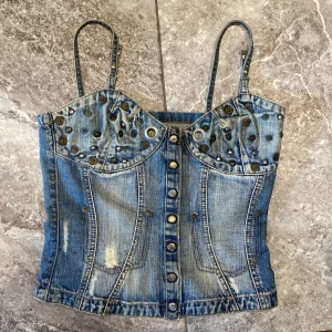 Ursnygg jeanskorsett - En supersnygg jeans topp, använd få tals gånger och inga defekter. Köpt för några år sedan i California. Säljer pga stor garderobrensning. Kika gärna på mina andra annonser, säljer mycket:) 