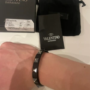 Valentino armband  - Klassiskt valentino armband i svart. Skicket är okej då bandet har lossnat i början men kan repareras enkelt med lim. Box och dustbag etc medföljer. Köpt från Vestiaire collective. Vid frågor ”kontakta”