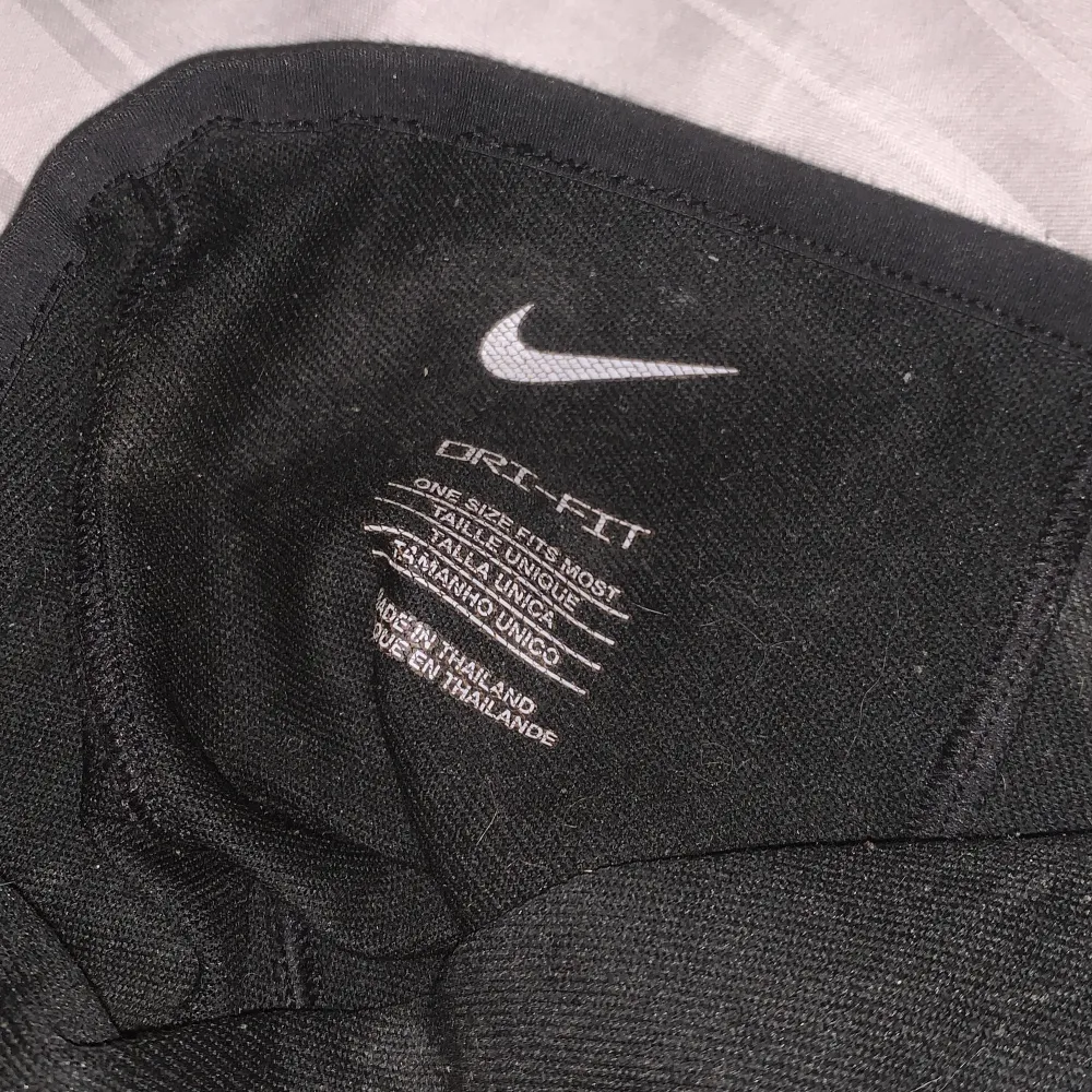 Nike bandana, nästan som ny inga fläckar ingen smuts bara en rent av skön grej.. Accessoarer.