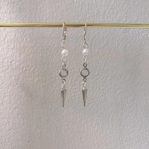 Nelly Earrings - Trendiga örhängen! 