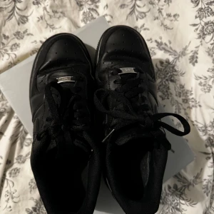Air force 1 - Säljer dessa air force i strl 39. Använda väldigt få gånger och i mycket bra skick och inga skador på skorna💕