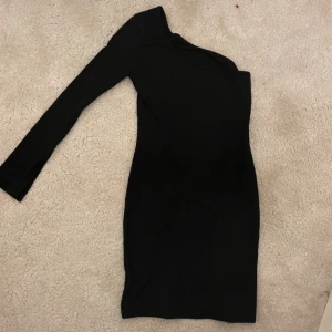 Klänning - One shoulder klänning, aldrig använd.