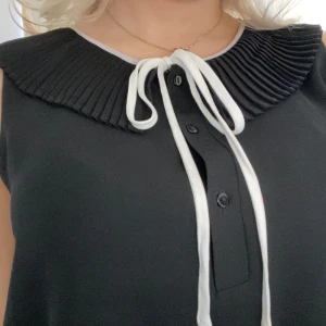 Söt topp  - Säljer denna supersöta toppen! Köptes på sellpy men är ursprungligen från zara💓 Säljer eftersom den tyvärr inte kommer till användning längre 