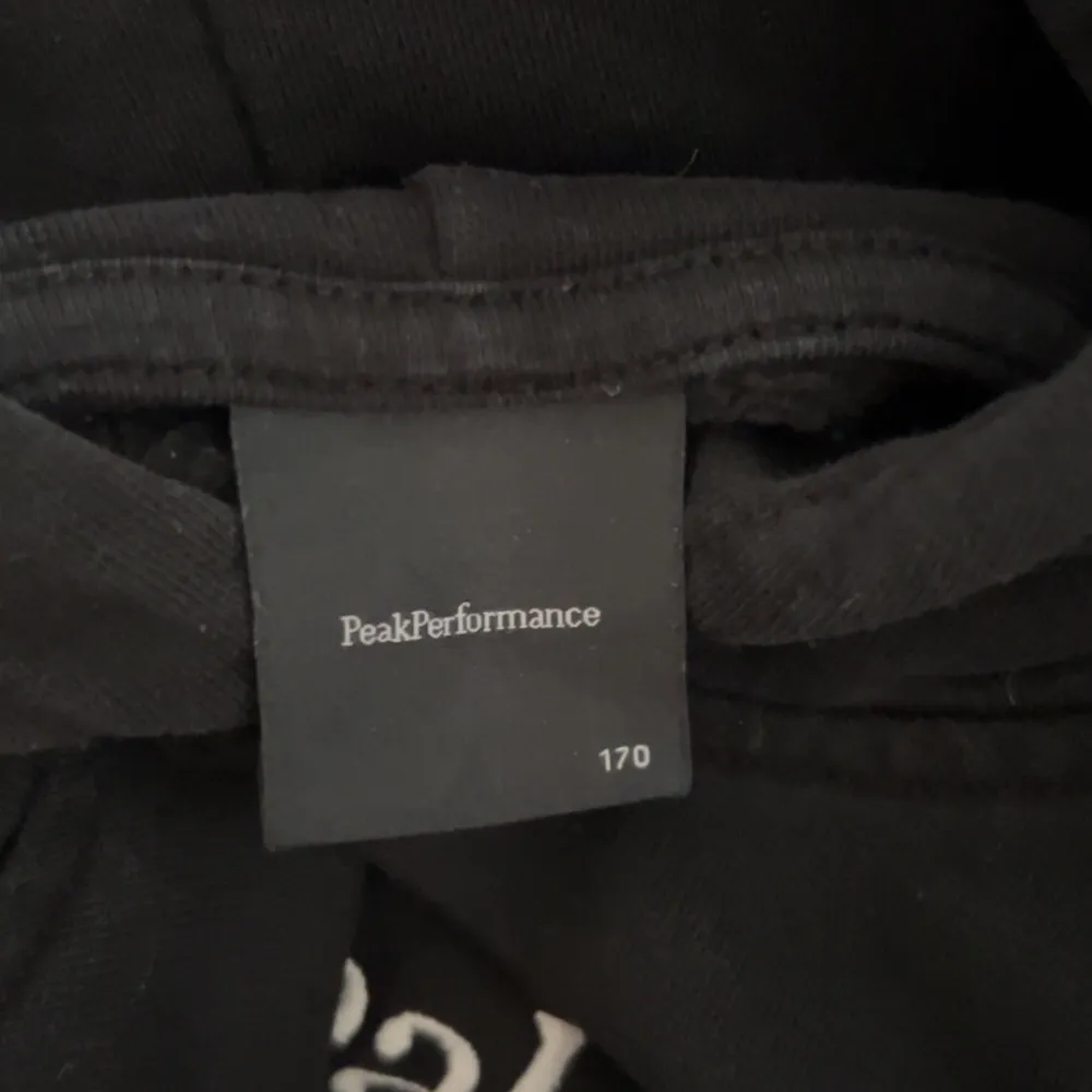 Peak perfomenc hoodie i storlek 170. Bra skick och har inte använts många gånger. . Tröjor & Koftor.