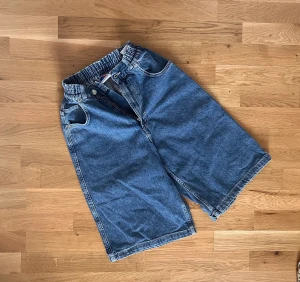 Baggy jeansshorts District 46 - Fina, nästan oanvända baggy shorts. Inköpta på Junkyard. 