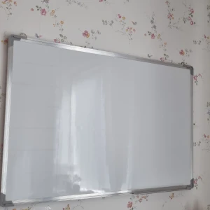 Whiteboard tavla  - En jättefin whiteboard tavla förutom att det är lite gult där nere (se bilden) okändorsak. Den funkar fint samt har jag sudd och pennor till den vid intresee (öppnade oanvända). 