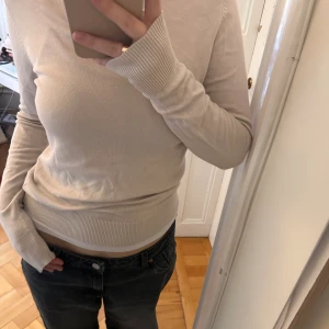  Beige Tröja! - En jätte fin beige tröja som jag köpt från Newyorker, den är lite skrynklig pga den har legat i en låda länge men tvätta den och stryk så blir den som ny!!❤️🙌 nästan helt oanvänd