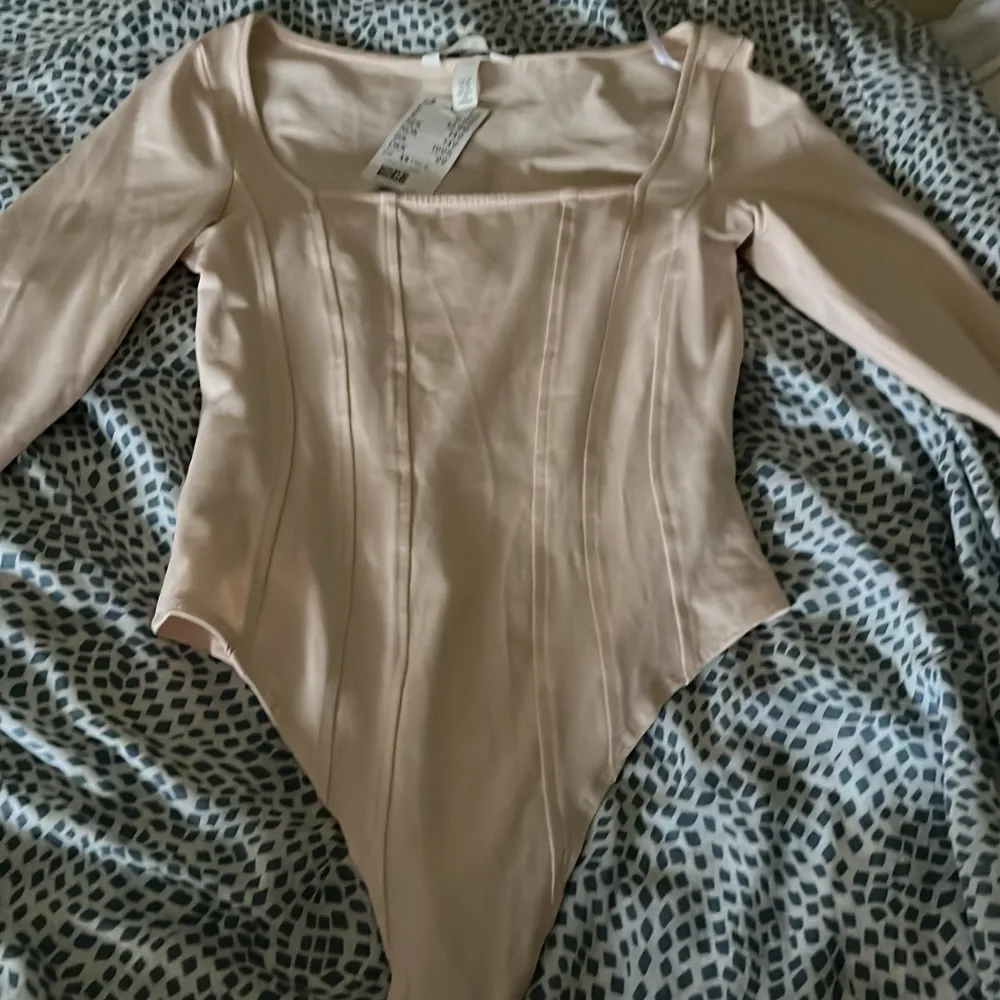 Superfin rosa bodysuit Aldrig använt prislappen sitter kvar. Toppar.