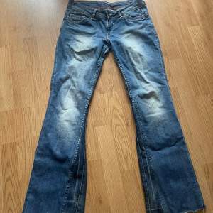 Utsvängda jeans från Tommy Hilfiger med låg midja och fina bakfickor. Avklippta nedtill. Mått finns på andra bilden, hör av dig för mer info😁💖 