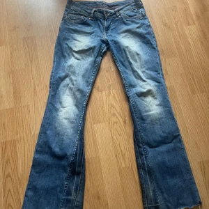 Utsvängda jeans - Utsvängda jeans från Tommy Hilfiger med låg midja och fina bakfickor. Avklippta nedtill. Mått finns på andra bilden, hör av dig för mer info😁💖 