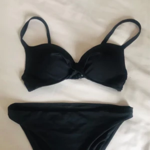 Super fin bikini från Cubus  - Perfekt bikini för sommaren i färgen svart. Passar nästan till allt. Nypris 500 sammanlagt. Säljer de för 300 kr sammanlagt. Både trosorna och toppen är i storlek S. Fler frågor är de bara att kontakta 💗