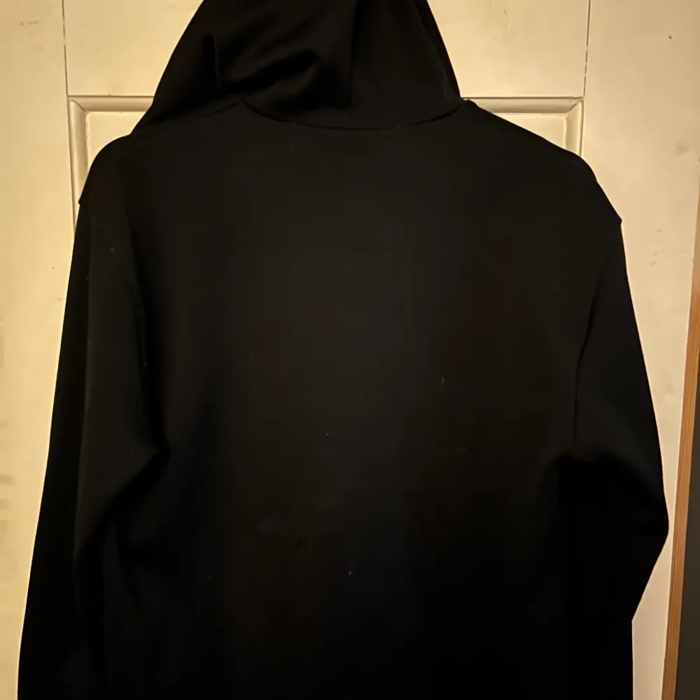 Stilren svart CDG hoodie, säljes då den inte används längre. Passar S-M. Hoodies.