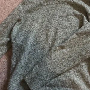 Veromoda stickad tröja - Den populära stickade tröjan från vero Moda i mörk grön! Super fint skick- knappt använd! Inga defekter🩷 