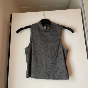 Grå polo - Grå polo topp från hm, storlek s🫶🏼