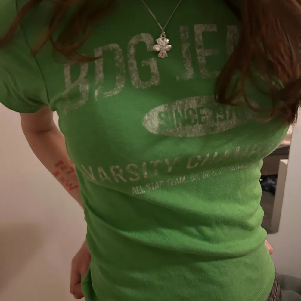 Skit snygg grön T-shirt från Urban outfitters i storlek S, väldigt bra skick då den inte kommit till användning. . T-shirts.