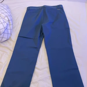 Lacoste byxor  - Säljer mina lacoste byxor i midja 33