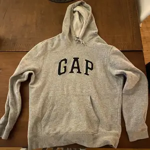 Grå GAP hoodie i storlek M Cond 9/10  Knappt använd