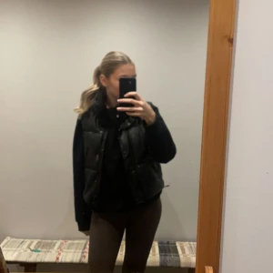 Zara väst  - Nu säljer jag mina fina zara väst, andvänd fåtal gånger då den inte kommit till andvändning. Super fint skick och går att matcha till alla outfits( köparen står för frakt )