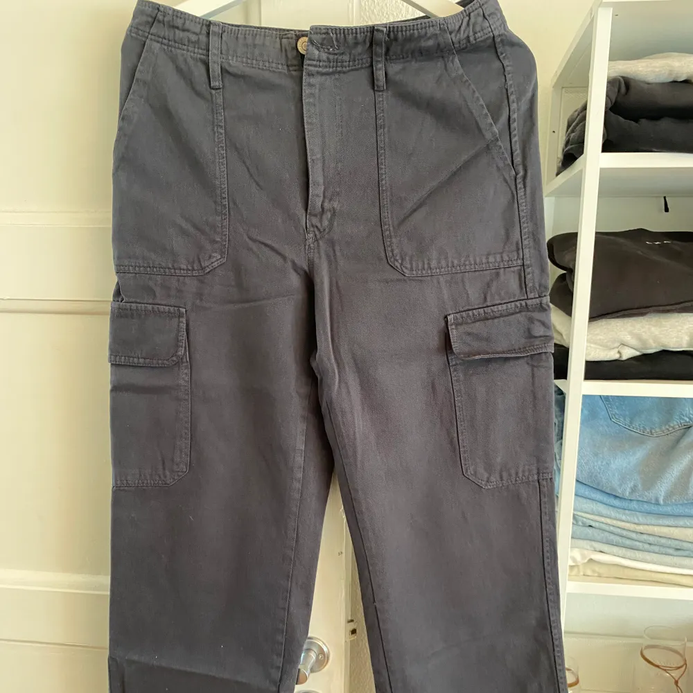 Säljer dessa byxor då jag inte får användning av dem. Har endast testat byxorna men finns ingen prislapp kvar.  Storlek 36 från Zara  Köparen står för frakten. Jeans & Byxor.