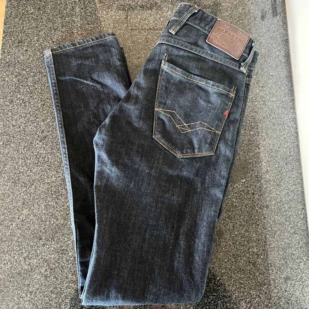 Tja! Säljer nu dessa sjukt snygga Replay Jeans i den eftertraktade modellen Anbass i storlek 28:32. Perfekta nu inför våren. Skicket är 9/10, använda fåtal gånger. Nypriset ligger på runt 1500 kr. Vid fler frågor/bilder är det bara att skriva!. Jeans & Byxor.