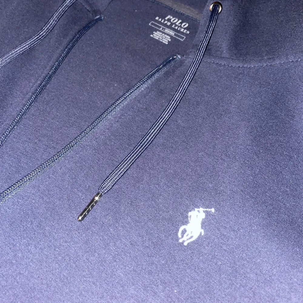 Säljer en jättefin mörkblå zip hoodie från polo då den är för liten för mig. Den är använd cirka 10 gånger och har bara en minimal defekt som man ser på bild 3 Ärligt skick: 8,5/10  Ordinare pris 2195 kr Pris kan diskuteras, skriv om du undrar något!. Hoodies.