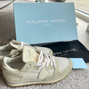Philippe Model sneakers - Säljer dessa as coola sneakers från Philippe Model i storlek 41! De är sparsamt använda men de förekommer lite slitningar & smuts så skicket är 7/10! Låda, dustbag och kort medföljer! Nypris: 3700kr 