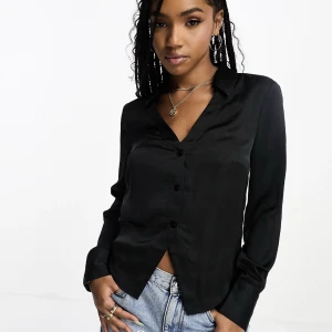 Svart topp - Snygg blus som är lite glansig och sitter jättefint. Passar till fest. Aldrig använd