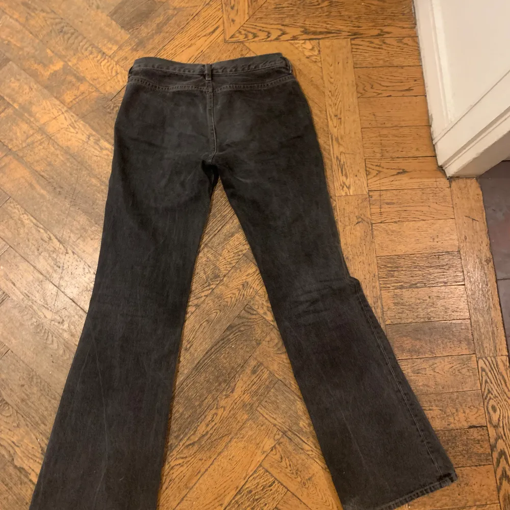 Grå/svarta lågmidjade Diesel jeans Köpta secondhand Pris kan absolut diskuteras!   Ca 86 cm innerben . Jeans & Byxor.