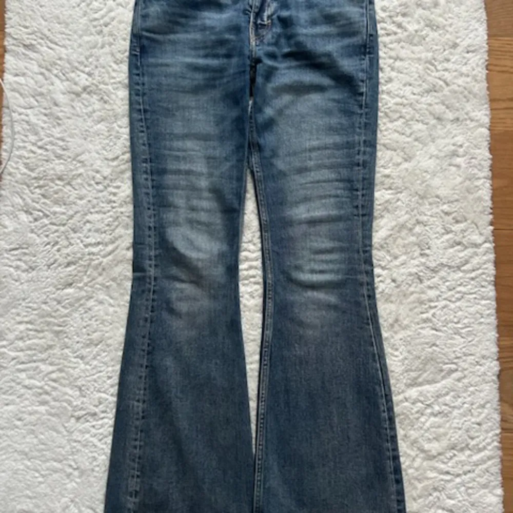 Super snygga jeans i fin färg ingen anmärkning alls. Strl. 25/36. Mått midja rakt över 34cm Innerbenslängd 80cm. Jeans & Byxor.
