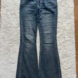 Super snygga jeans i fin färg ingen anmärkning alls. Strl. 25/36. Mått midja rakt över 34cm Innerbenslängd 80cm
