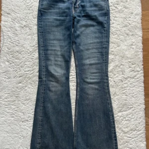 Jeans Weekday - Super snygga jeans i fin färg ingen anmärkning alls. Strl. 25/36. Mått midja rakt över 34cm Innerbenslängd 80cm