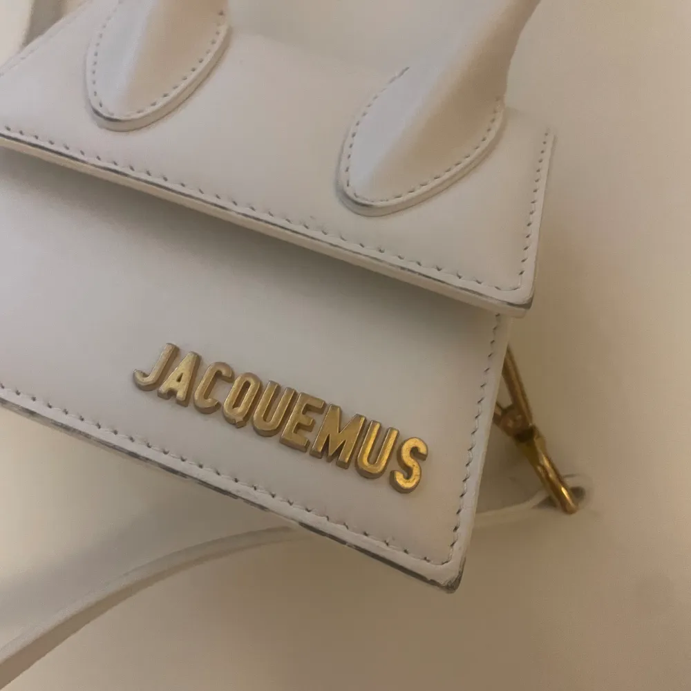 Säljer min Jaquemus väska i vit. Köptes för något år sedan men är knappt använd. Den har liten förhänderna på kanten som man ser på bild nmr 2, annars är den helt felfri💖💖 Pris kan diskuteras!. Accessoarer.
