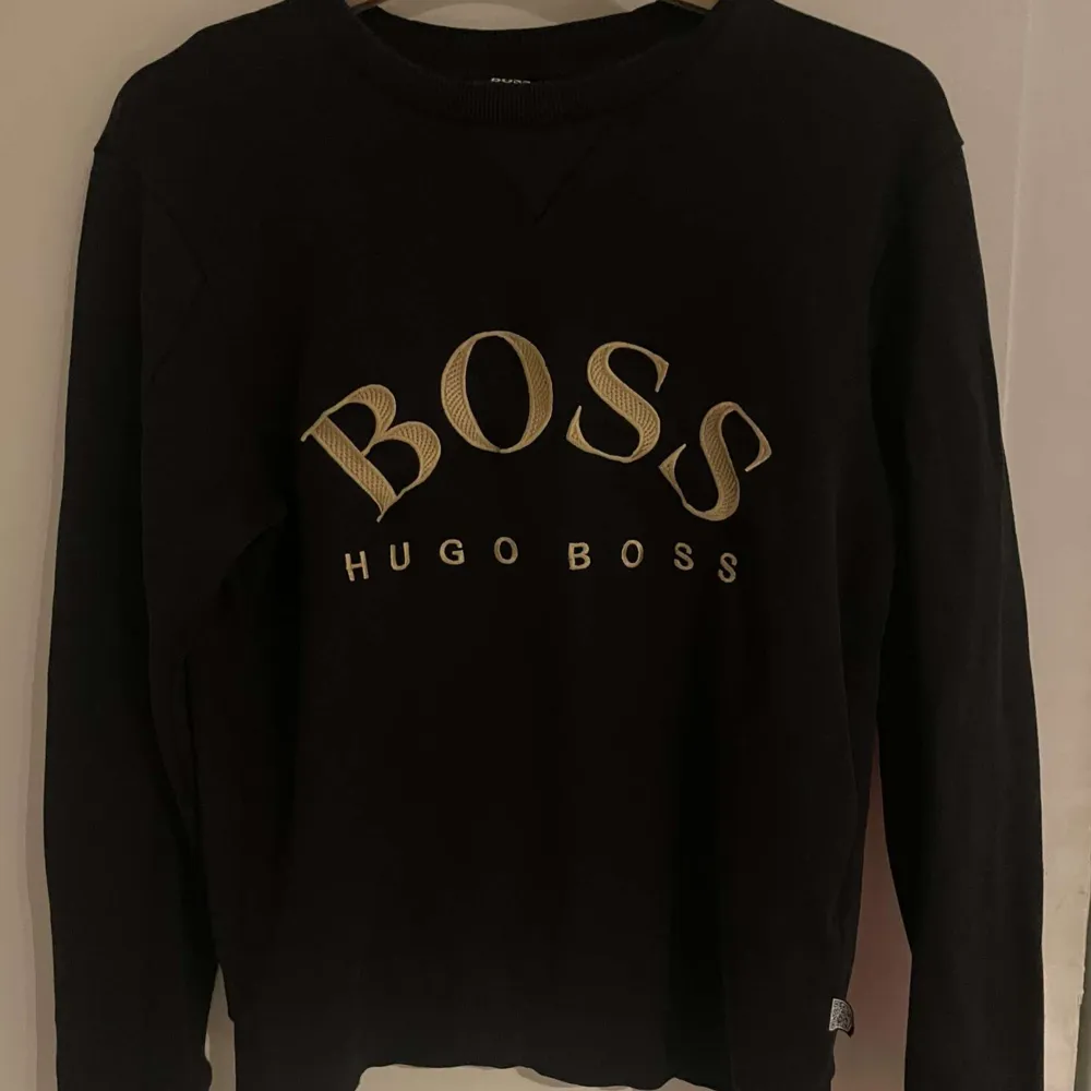 Säljer min killes Hugo Boss tröja då den ha blivit för liten och inte kommer till användning något mer har några små defekter på baksidan av ärmarna men inte något som man tänker på skulle kunna tänka mig gå ner i pris vid snabb affär skriv för bild. Tröjor & Koftor.
