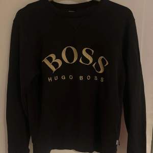 Säljer min killes Hugo Boss tröja då den ha blivit för liten och inte kommer till användning något mer har några små defekter på baksidan av ärmarna men inte något som man tänker på skulle kunna tänka mig gå ner i pris vid snabb affär skriv för bild
