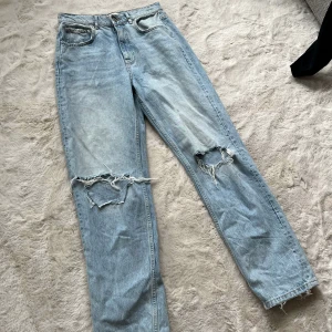 Ginatricot jeans - Superfina jeans från Ginatricot. Höga i midjan och rak modell. Knappt använda så dem är i fint skick ✨