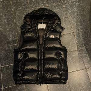 Säljer min Moncler Bormes down gilet väst, köpt för cirka ett år sedan men jag har knappt använt den. Den är storlek 2(M) men sitter som S, skriv för fler bilder eller om du har någon fråga!