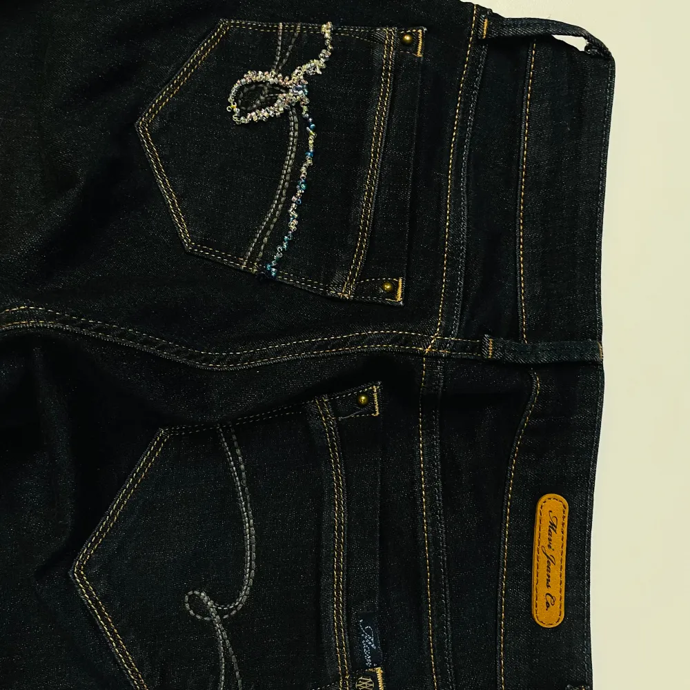 Lågmidjade bootcut jeans ifrån Mavi🫶 Midja:73cm Innerbenslängd: 76cm Jeansen har stretch. Jeans & Byxor.