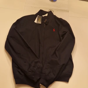 Helt ny ralph lauren vår jacka har aldrig används. Ny pris 3200kr! - Storlek Medium och skick på varan är 10/10
