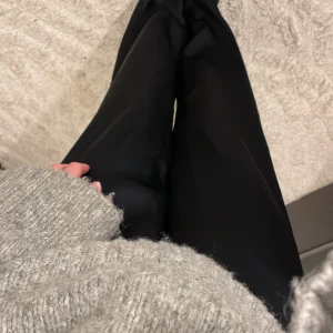 Byxor - Satinbyxor från bikbok 🥰