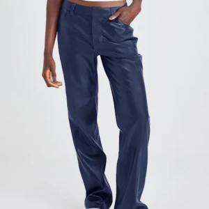 Lådmidjade skinnbyxor  - Säljer dessa mörklblå skinnbyxor som är skit balla men används tyvärr inte. De är från Bikbok och är raka men på mig sitter de som bootcut. De är helt nya och jag säljer för billigare pris. Vid frågor tvivla ej med att kontakta mig❣️