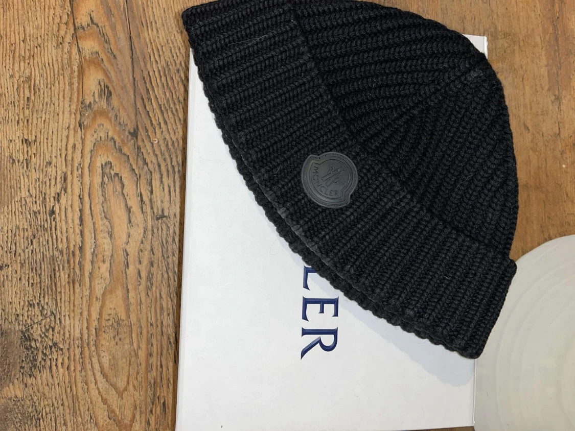 Moncler mössa 