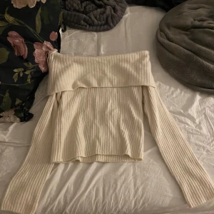 off-shoulder - Fin off-shoulder tröja. Aldrig använd. Köpt detta år men kom aldrig till användning. 