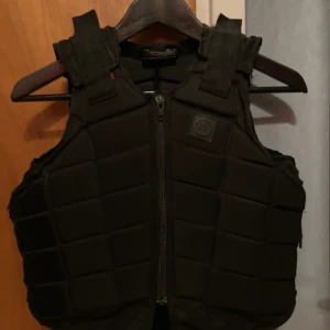 Ridväst - Säljer en svart ridväst i storlek L (Kids). Är i ett jätte fint skick. Nypris ca 1000kr, mitt pris 450kr. ☺️🌸