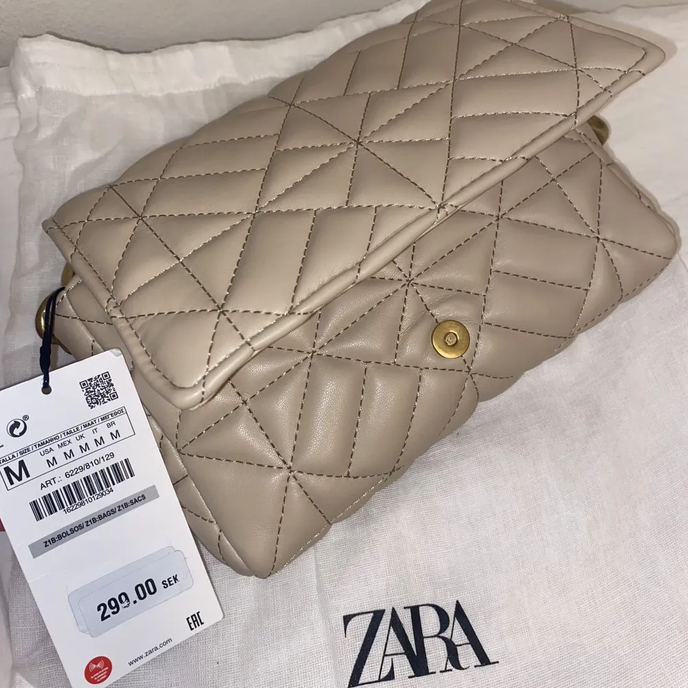 Nu säljer vi en extremt billig och stilig handväska från Zara. Inga defekter alls ,utan den är såsom ny!  Ordinarie pris: 299&  Vårt pris: 149kr. Väskor.