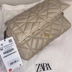 Nu säljer vi en extremt billig och stilig handväska från Zara. Inga defekter alls ,utan den är såsom ny!  Ordinarie pris: 299&  Vårt pris: 149kr